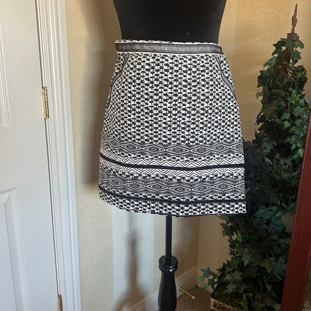 White House Black Market Skirt - Size 8 - Black and White Print